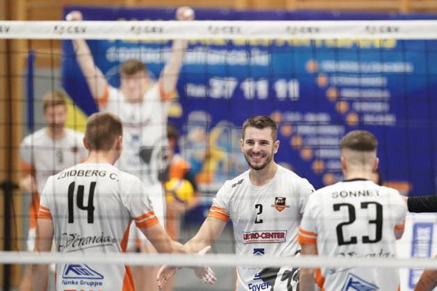 Volleyball, CEV Challenge Cup 25 10 2023, Volleyball, Centre Sportif Lorentzweiler, Bertrange, Luxembourg, CEV Challenge Cup, VC Lorentzweiler LUX Steaua Bucharest, Steaua Bukaresti RO vl Chris Zuidberg VC Lorentweiler 14 Adri Arapi VC Lorentweiler 2 Francois Sonnet VC Lorentweiler 23 cheer