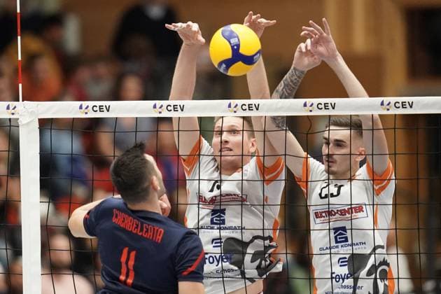 Volleyball, CEV Challenge Cup 25 10 2023, Volleyball, Centre Sportif Lorentzweiler, Bertrange, Luxembourg, CEV Challenge Cup, VC Lorentzweiler LUX Steaua Bucharest, Steaua Bukaresti RO vl Gabriel Cherbeletea Steaua Bukaresti Volleyball 11 Chris Zuidberg VC Lorentweiler 14 Francois Sonnet VC Lorentweiler 23