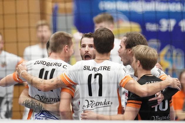 Volleyball, CEV Challenge Cup 25 10 2023, Volleyball, Centre Sportif Lorentzweiler, Bertrange, Luxembourg, CEV Challenge Cup, VC Lorentzweiler LUX Steaua Bucharest, Steaua Bukaresti RO vl Adri Arapi VC Lorentweiler 2 Cheers with Chris Zuidberg VC Lorentweiler 14 Jeremy Silvestre VC Lorentweiler 17 Philippe Glesener VC Lorentweiler 16