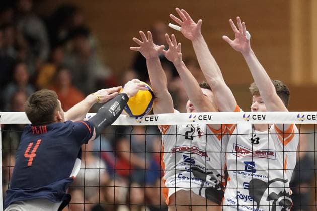 Volleyball, CEV Challenge Cup 25 10 2023, Volleyball, Centre Sportif Lorentzweiler, Bertrange, Luxembourg, CEV Challenge Cup, VC Lorentzweiler LUX Steaua Bucharest, Steaua Bukaresti RO vl Francois Sonnet VC Lorentweiler 23 3 David Mexson VC Lorentweiler 6 Paul Peta Mircea Steaua Bukaresti Volleyball 4
