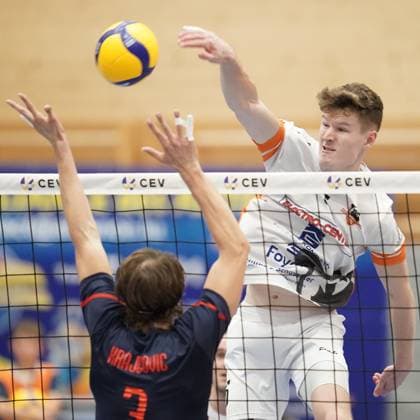 Volleyball, CEV Challenge Cup 25 10 2023, Volleyball, Centre Sportif Lorentzweiler, Bertrange, Luxembourg, CEV Challenge Cup, VC Lorentzweiler LUX Steaua Bucharest, Steaua Bukaresti RO vl David Mexson VC Lorentweiler 6 Simon Krajcovic Steaua Bukaresti Volleyball 3