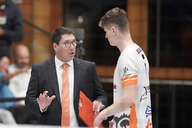 Volleyball, CEV Challenge Cup 25 10 2023, Volleyball, Centre Sportif Lorentzweiler, Bertrange, Luxembourg, CEV Challenge Cup, VC Lorentzweiler LUX Steaua Bucharest, Steaua Bukaresti RO vl Serge Karier trainer VC Lorentweiler talking with David Mexson VC Lorentweiler 6