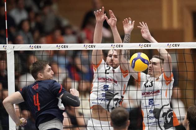 Volleyball, CEV Challenge Cup 25 10 2023, Volleyball, Centre Sportif Lorentzweiler, Bertrange, Luxembourg, CEV Challenge Cup, VC Lorentzweiler LUX Steaua Bucharest, Steaua Bukaresti RO vl Adri Arapi VC Lorentweiler 2 Francois Sonnet VC Lorentweiler 23 Paul Peta Mircea Steaua Bukaresti Volleyball 4