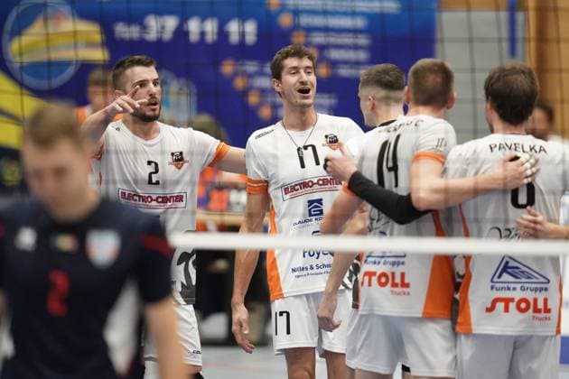 Volleyball, CEV Challenge Cup 25 10 2023, Volleyball, Centre Sportif Lorentzweiler, Bertrange, Luxembourg, CEV Challenge Cup, VC Lorentzweiler LUX Steaua Bucharest, Steaua Bukaresti RO vl Adri Arapi VC Lorentweiler 2 Jeremy Silvestre VC Lorentweiler 17 Chris Zuidberg VC Lorentweiler 14 Tomas Pavelka VC Lorentweiler 8 cheers
