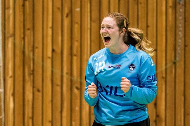 231025 Hallbys goalkeeper Christina Lövgren Hallberg cheers during the handball match in Handbollsligan dam between H65 Höör and Hallby on October 25, 2023 in Höör.  Copyright: PETTERxARVIDSON BB231025PA085