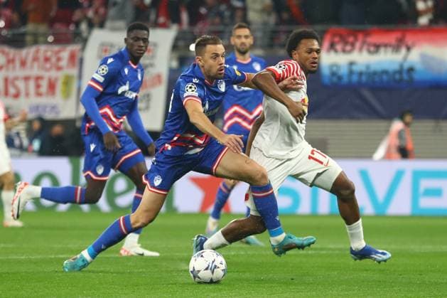 25 10 2023, xtgx, football, UEFA Champions League, RB Leipzig Red Star Belgrade emspor, v l Milan Rodic Belgrade, 23 , Lois Openda Leipzig, 17 duel, duel, fight, tackle DFL DFB REGULATES PROHIBIT ANY USE OF PHOTOGRAPHS as IMAGE SEQUENCES and or QUASI VIDEO Leipzig