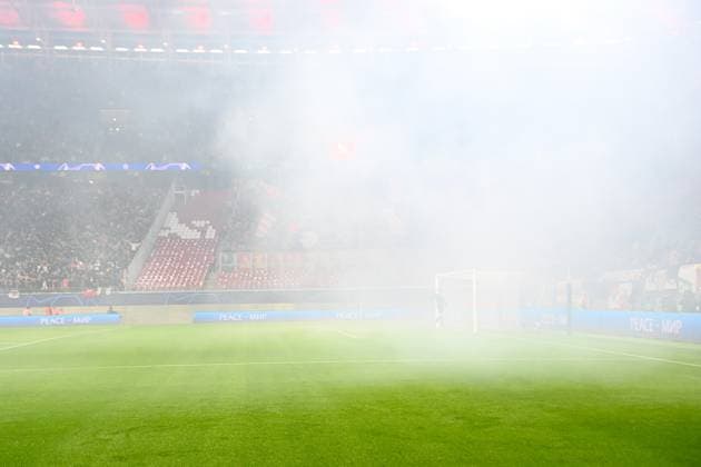 Football, Men, 2023 2024 season, UEFA Champions League Group G, Matchday 3 , RB Leipzig FK Red Star Belgrade, v l fog in stadium due to pyro, pyrotechnics by FK Red Star Belgrade fans, 25 10 2023, Copyright: xSebastianxRäppold MatthiasxKochx
