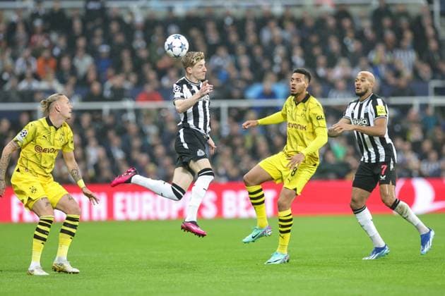 UEFA Champions League Newcastle United v Borussia Dortmund Anthony Gordon 10 of Newcastle United jumps up to win the high ball during the UEFA Champions League match Newcastle United vs Borussia Dortmund at St. James s Park, Newcastle, United Kingdom, 25th October 2023 (Photo by Mark Cosgrove News Images) Newcastle St. James s Park Tyne and Wear United Kingdom Copyright: xMarkxCosgrove NewsxImagesx