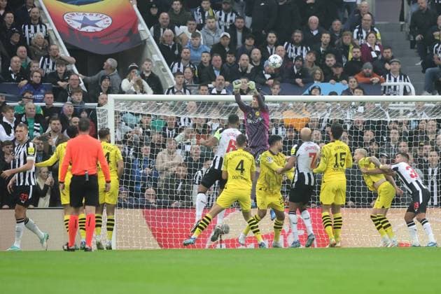 UEFA Champions League Newcastle United v Borussia Dortmund d2 punches the ball clear during the UEFA Champions League match Newcastle United vs Borussia Dortmund at St. James s Park, Newcastle, United Kingdom, 25th October 2023 (Photo by Mark Cosgrove News Images) Newcastle St. James s Park Tyne and Wear United Kingdom Copyright: xMarkxCosgrove NewsxImagesx