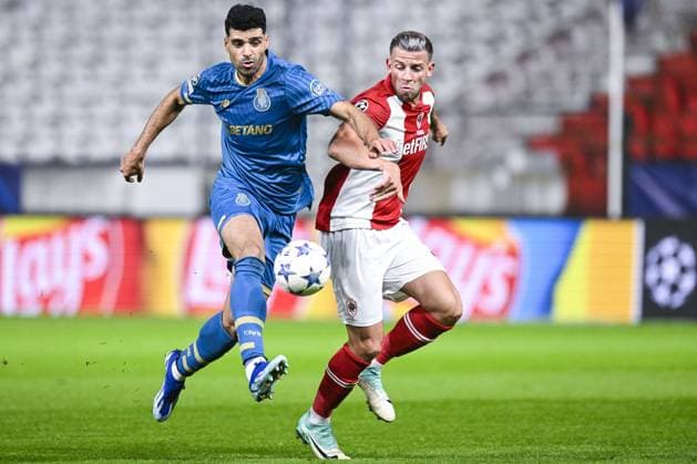 Porto s Mehdi Taremi and Antwerp s Toby Alderweireld pictured in action during a soccer game between Belgian Royal Antwerp FC and Portuguese FC Porto, Wednesday 25 October 2023 in Antwerp, on day three of the Champions League group stage, in the group H. TOM GOYVAERTS TomxGoyvaerts  x78522846x