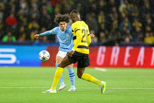BSC Young Boys v Manchester City Champions League 25 10 2023. Rico Lewis (82) of Manchester City takes on Cheikh Niasse (20) of Young Boys during the Champions League match between BSC Young Boys and Manchester City at Stade de Suisse, Wankdorf, Switzerland on 25 October 2023. Editorial use only , Copyright: xNigelxKeenex PSI-18264-0009