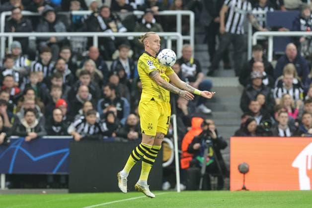 UEFA Champions League Newcastle United v Borussia Dortmund Marius Wolf 17 of Borussia Dortmund controls the ball during the UEFA Champions League match Newcastle United vs Borussia Dortmund at St. James s Park, Newcastle, United Kingdom, 25th October 2023 (Photo by Mark Cosgrove News Images) Newcastle St. James s Park Tyne and Wear United Kingdom Copyright: xMarkxCosgrove NewsxImagesx