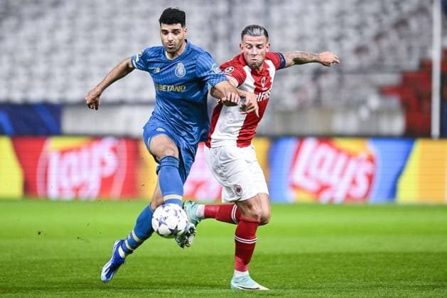 Porto s Mehdi Taremi and Antwerp s Toby Alderweireld pictured in action during a soccer game between Belgian Royal Antwerp FC and Portuguese FC Porto, Wednesday 25 October 2023 in Antwerp, on day three of the Champions League group stage, in the group H. TOM GOYVAERTS TomxGoyvaerts  x78522851x