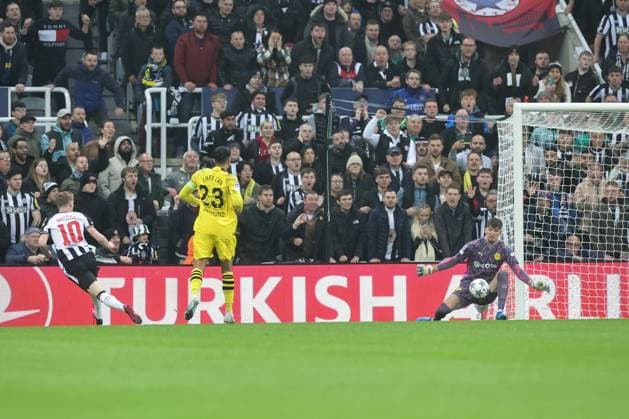 UEFA Champions League Newcastle United v Borussia Dortmund Anthony Gordon 10 of Newcastle United shoots on goal during the UEFA Champions League match Newcastle United vs Borussia Dortmund at St. James s Park, Newcastle, United Kingdom, 25th October 2023 (Photo by Mark Cosgrove News Images) Newcastle St. James s Park Tyne and Wear United Kingdom Copyright: xMarkxCosgrove NewsxImagesx