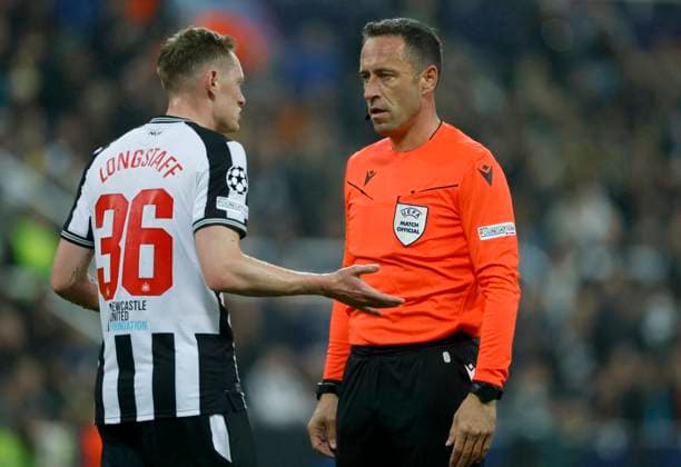 Newcastle United FC v Borussia Dortmund: Group F - UEFA Champions League 2023 24 Sean Longstaff of Newcastle United speaks to Referee Artur Dias during the UEFA Champions League match between Newcastle United FC and Borussia Dortmund at St. James Park on October 25, 2023 in Newcastle Upon Tyne, England. Newcastle St. James Park England United Kingdom Copyright: xRichardxSellers Sportsphoto APLx 13958484