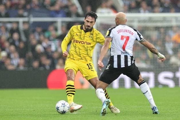 UEFA Champions League Newcastle United v Borussia Dortmund Mats Hummels 15 of Borussia Dortmund and Joelinton 7 of Newcastle United battle for the ball during the UEFA Champions League match Newcastle United vs Borussia Dortmund at St. James s Park, Newcastle, United Kingdom, 25th October 2023 (Photo by Mark Cosgrove News Images) Newcastle St. James s Park Tyne and Wear United Kingdom Copyright: xMarkxCosgrove NewsxImagesx