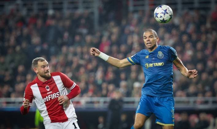 Antwerp s Vincent Janssen and Porto s Pepe fight for the ball during a soccer game between Belgian Royal Antwerp FC and Portuguese FC Porto, Wednesday 25 October 2023 in Antwerp, on day three of the Champions League group stage, in the group H. VIRGINIExLEFOUR  x78523763x
