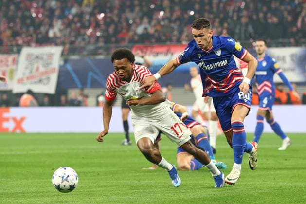 25 10 2023, xtgx, football, UEFA Champions League, RB Leipzig Red Star Belgrade emspor, v l Lois Openda Leipzig, 17 , Stefan Mitrovic Belgrade, 80 duel, duel, fight, tackle DFL DFB REGULATES PROHIBIT ANY USE OF PHOTOGRAPHS as IMAGE SEQUENCES and or QUASI VIDEO Leipzig