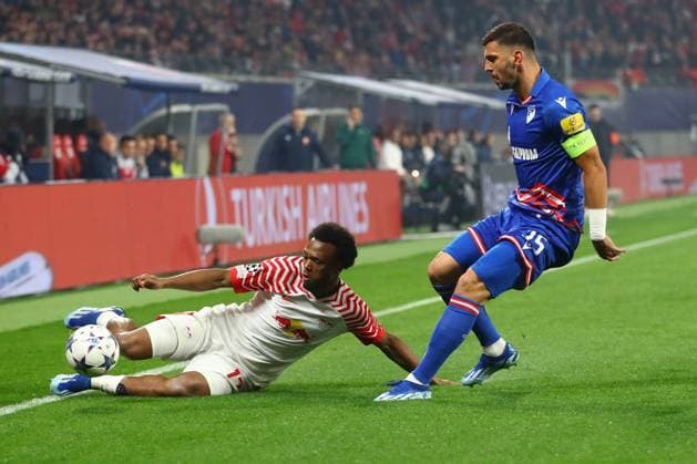 25 10 2023, xtgx, football, UEFA Champions League, RB Leipzig Red Star Belgrade emspor, v l Lois Openda Leipzig, 17 , Aleksandar Dragovic Belgrade, 15 duel, duel, fight, tackle DFL DFB REGULATES PROHIBIT ANY USE OF PHOTOGRAPHS as IMAGE SEQUENCES and or QUASI VIDEO Leipzig