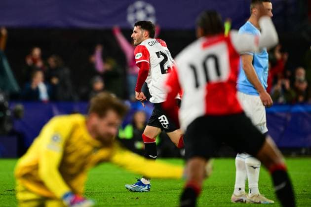 ROTTERDAM - Santiago Gimenez of Feyenoord scores the 1-0 during the UEFA Champions League Group E match between Feyenoord and Lazio Roma at Feyenoord Stadium de Kuip on October 25, 2023 in Rotterdam, Netherlands. ANP OLAF KRAAK UEFA Champions League 2023 24 2023 2024 xVIxANPxSportx xxANPxIVx 482112939 originalFilename: 482112939.jpg