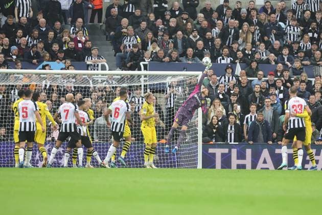 UEFA Champions League Newcastle United v Borussia Dortmund Gregor Kobel 1 of Borussia Dortmund makes a save during the UEFA Champions League match Newcastle United vs Borussia Dortmund at St. James s Park, Newcastle, United Kingdom, 25th October 2023 (Photo by Mark Cosgrove News Images) Newcastle St. James s Park Tyne and Wear United Kingdom Copyright: xMarkxCosgrove NewsxImagesx