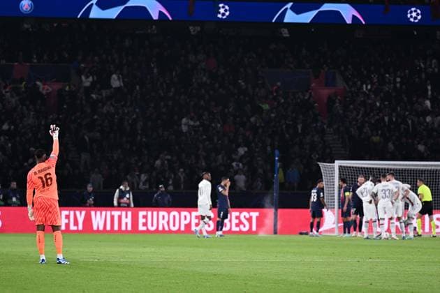 Attitude de Mike Maignan ( 16 - Milan ) - FOOTBALL : Paris Saint Germain vs Milan - Ligue des Champions - 25 10 2023 FedericoPestellini Panoramic 