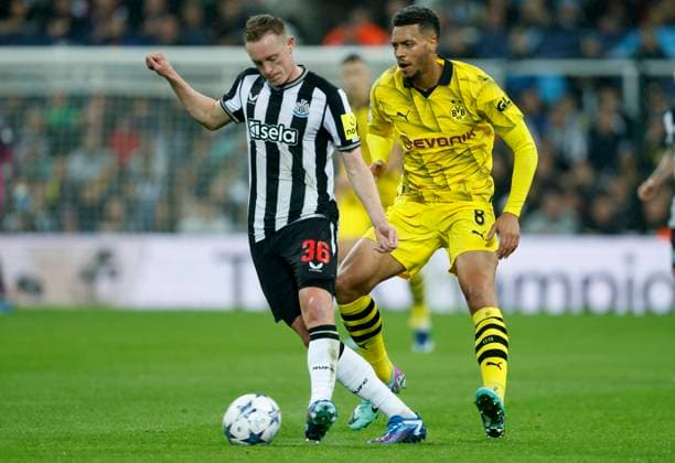 Newcastle United FC v Borussia Dortmund: Group F - UEFA Champions League 2023 24 Sean Longstaff of Newcastle United and Felix Nmecha of Borussia Dortmund in action during the UEFA Champions League match between Newcastle United FC and Borussia Dortmund at St. James Park on October 25, 2023 in Newcastle Upon Tyne, England. Newcastle St. James Park England United Kingdom Copyright: xRichardxSellers Sportsphoto APLx 13958489
