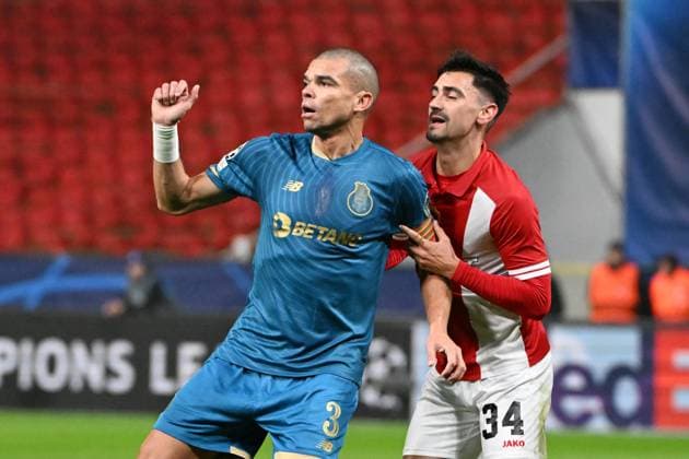 231025 Royal Antwerp FC vs FC Porto Pepe of FC Porto pictured with Jelle Bataille of Antwerp during a football game between Royal Antwerp FC and FC Porto on day 3 in Group H of the UEFA Champions League season 2023-2024 competition on October 25, 2023 in Antwerp, Belgium. (Photo by Maarten Straetemans Isosport) ANTWERP BELGIUM  Copyright: xx 412680