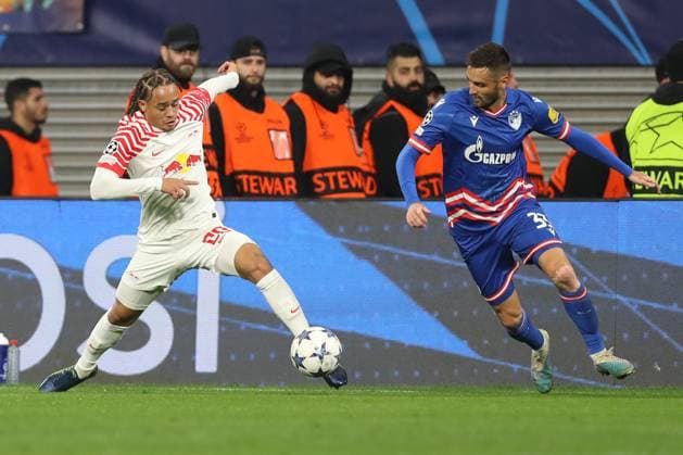 25 10 2023, xtgx, football, UEFA Champions League, RB Leipzig Red Star Belgrade emspor, v l Xavi Simons Leipzig, 20 , Srdjan Mijailovic Belgrade, 33 duel, duel, fight, tackle DFL DFB REGULATES PROHIBIT ANY USE OF PHOTOGRAPHS as IMAGE SEQUENCES and or QUASI VIDEO Leipzig