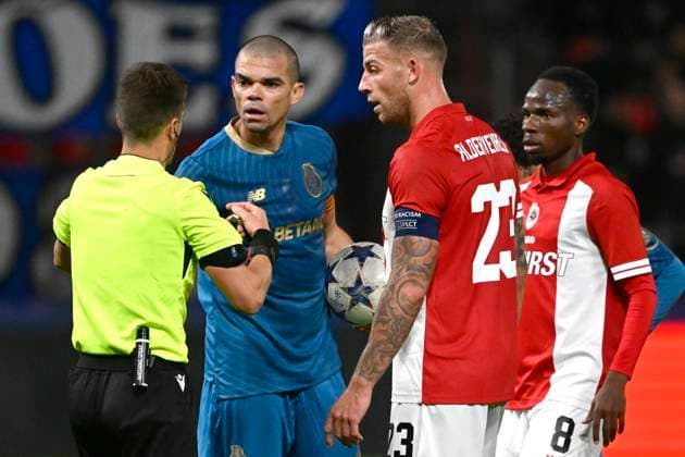 Royal Antwerp FC v FC Porto - UEFA Champions League DEURNE, BELGIUM - OCTOBER 25 : referee Benoit Bastien (FRA) , Pepe defender of Porto and Alderweireld Toby defender of Antwerp FC during the UEFA Champions League group H match between Royal Antwerp FC and FC Porto on October 25, 2023 in Deurne, Belgium, 25 10 2023 Deurne Belgium  Copyright: xPeterxDexVoechtx