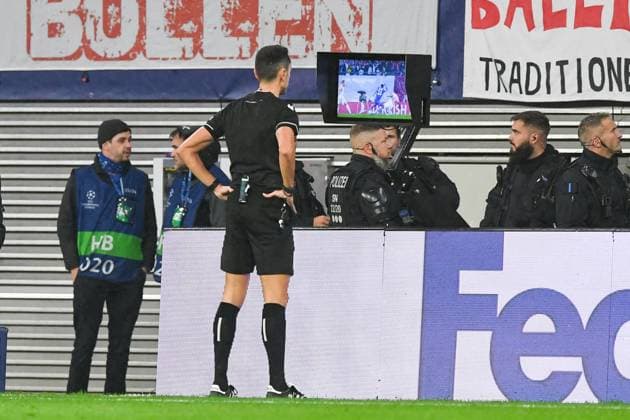 Football, Men, 2023 2024 season, UEFA Champions League Group G, Matchday 3 , RB Leipzig FK Red Star Belgrade, v l referee Jose Maria Sanchez looks at video evidence VAR, 25 10 2023, Copyright: xSebastianxRäppold MatthiasxKochx