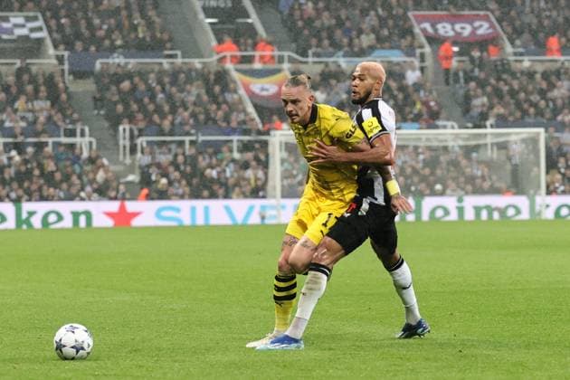 UEFA Champions League Newcastle United v Borussia Dortmund Marius Wolf 17 of Borussia Dortmund and Joelinton 7 of Newcastle United battle for the ball during the UEFA Champions League match Newcastle United vs Borussia Dortmund at St. James s Park, Newcastle, United Kingdom, 25th October 2023 (Photo by Mark Cosgrove News Images) Newcastle St. James s Park Tyne and Wear United Kingdom Copyright: xMarkxCosgrove NewsxImagesx