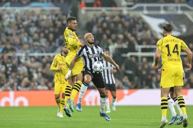 UEFA Champions League Newcastle United v Borussia Dortmund Joelinton 7 of Newcastle United wins the ball during the UEFA Champions League match Newcastle United vs Borussia Dortmund at St. James s Park, Newcastle, United Kingdom, 25th October 2023 (Photo by Mark Cosgrove News Images) Newcastle St. James s Park Tyne and Wear United Kingdom Copyright: xMarkxCosgrove NewsxImagesx