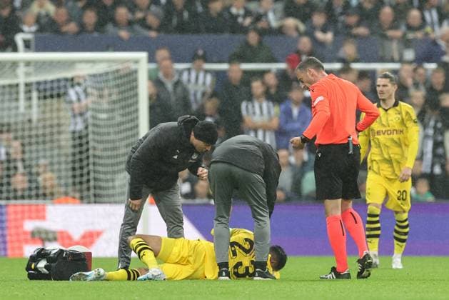 UEFA Champions League Newcastle United v Borussia Dortmund Emre Can 23 of Borussia Dortmund receives treatment during the UEFA Champions League match Newcastle United vs Borussia Dortmund at St. James s Park, Newcastle, United Kingdom, 25th October 2023 (Photo by Mark Cosgrove News Images) Newcastle St. James s Park Tyne and Wear United Kingdom Copyright: xMarkxCosgrove NewsxImagesx
