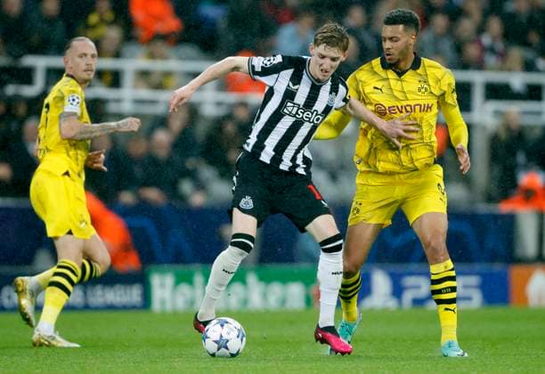 Newcastle United FC v Borussia Dortmund: Group F - UEFA Champions League 2023 24 Anthony Gordon of Newcastle United and Felix Nmecha of Borussia Dortmund challenge during the UEFA Champions League match between Newcastle United FC and Borussia Dortmund at St. James Park on October 25, 2023 in Newcastle Upon Tyne, England. Newcastle St. James Park England United Kingdom Copyright: xRichardxSellers Sportsphoto APLx 13958492