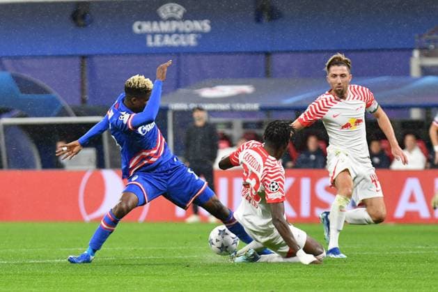 Peter Olayinka Red Star Belgrade left , Castello Lukeba RB Leipzig center and Kevin Kampl RB Leipzig right , Jose Maria Sanchez Martinez Referee whistles penalty, which he then takes back RB Leipzig vs FK Red Star Belgrade, Football, Champions League, Preliminary Round, Matchday 3, 2023 2024 Season, 25 10 2023 DFB DFL REGULATIONS PROHIBIT ANY USE OF PHOTOGRAPHS AS IMAGE SEQUENCES AND OR QUASI VIDEO RB Leipzig vs FK Red Star Belgrade, Football, Champions League, Preliminary Round, Matchday 3, 2023 2024 Season, 25 10 2023 Leipzig. Copyright: xEibner-Pressefoto BertxHarzerx EP_BHR