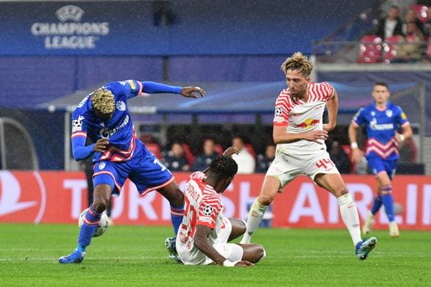 Peter Olayinka Red Star Belgrade left , Castello Lukeba RB Leipzig center and Kevin Kampl RB Leipzig right , Jose Maria Sanchez Martinez Referee whistles penalty, which he then takes back RB Leipzig vs FK Red Star Belgrade, Football, Champions League, Preliminary Round, Matchday 3, 2023 2024 Season, 25 10 2023 DFB DFL REGULATIONS PROHIBIT ANY USE OF PHOTOGRAPHS AS IMAGE SEQUENCES AND OR QUASI VIDEO RB Leipzig vs FK Red Star Belgrade, Football, Champions League, Preliminary Round, Matchday 3, 2023 2024 Season, 25 10 2023 Leipzig. Copyright: xEibner-Pressefoto BertxHarzerx EP_BHR