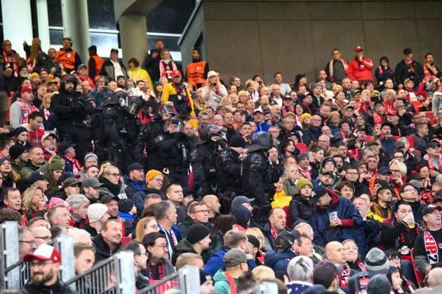 Football, Men, 2023 2024 season, UEFA Champions League Group G, Matchday 3 , RB Leipzig FK Red Star Belgrade, v l police in the fan curve, 25 10 2023, Copyright: xSebastianxRäppold MatthiasxKochx