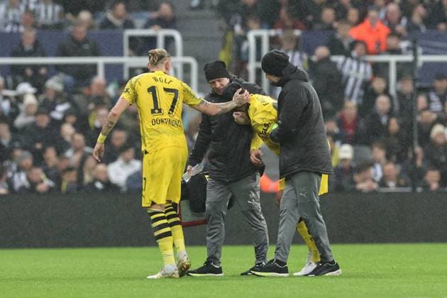 UEFA Champions League Newcastle United v Borussia Dortmund Marius Wolf 17 of Borussia Dortmund gives Emre Can 23 of Borussia Dortmund a pat on the head after he is brought off with an injury during the UEFA Champions League match Newcastle United vs Borussia Dortmund at St. James s Park, Newcastle, United Kingdom, 25th October 2023 (Photo by Mark Cosgrove News Images) Newcastle St. James s Park Tyne and Wear United Kingdom Copyright: xMarkxCosgrove NewsxImagesx