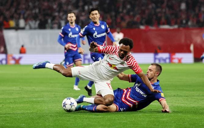 RB Leipzig Red Star Belgrade Champions League Leipzig, 25 10 2023, Red Bull Arena, Champions League, Group G, Matchday 3 , RB LEIPZIG vs RED STAR BELGRAD , Pictured v l Lois Openda 17, RB Leipzig is tackled by Milan Rodic 23, Belgrade , Picture Point