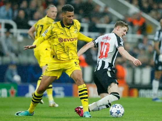 Newcastle United FC v Borussia Dortmund: Group F - UEFA Champions League 2023 24 Anthony Gordon of Newcastle United and Felix Nmecha of Borussia Dortmund challenge during the UEFA Champions League match between Newcastle United FC and Borussia Dortmund at St. James Park on October 25, 2023 in Newcastle Upon Tyne, England. Newcastle St. James Park England United Kingdom Copyright: xRichardxSellers Sportsphoto APLx 13958494
