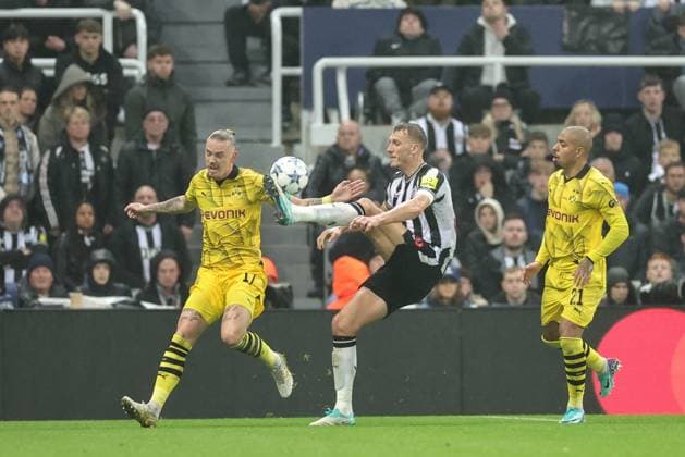 UEFA Champions League Newcastle United v Borussia Dortmund Dan Burn 33 of Newcastle United controls the ball during the UEFA Champions League match Newcastle United vs Borussia Dortmund at St. James s Park, Newcastle, United Kingdom, 25th October 2023 (Photo by Mark Cosgrove News Images) Newcastle St. James s Park Tyne and Wear United Kingdom Copyright: xMarkxCosgrove NewsxImagesx