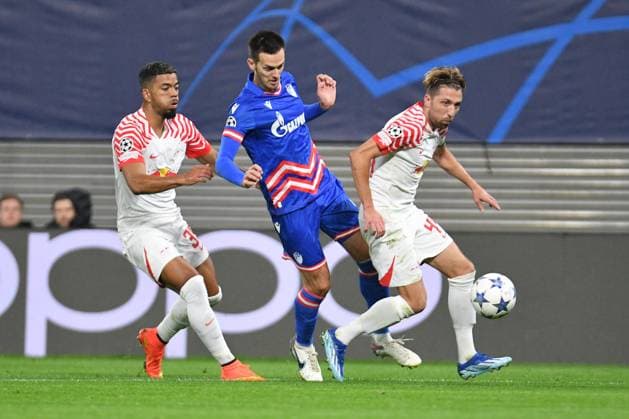 Mirko Ivanic Red Star Belgrade center, Benjamin Henrichs RB Leipzig left and Kevin Kampl RB Leipzig right RB Leipzig vs FK Red Star Belgrade, Football, Champions League, Preliminary Round, Matchday 3, Season 2023 2024, 25 10 2023 DFB DFL REGULATIONS PROHIBIT ANY USE OF PHOTOGRAPHS AS IMAGE SEQUENCES AND OR QUASI VIDEO RB Leipzig vs FK Red Star Belgrade, Football, Champions League, Preliminary Round, Matchday 3, Season 2023 2024, 25 10 2023 Leipzig Copyright: xEibner-Pressefoto BertxHarzerx EP_BHR