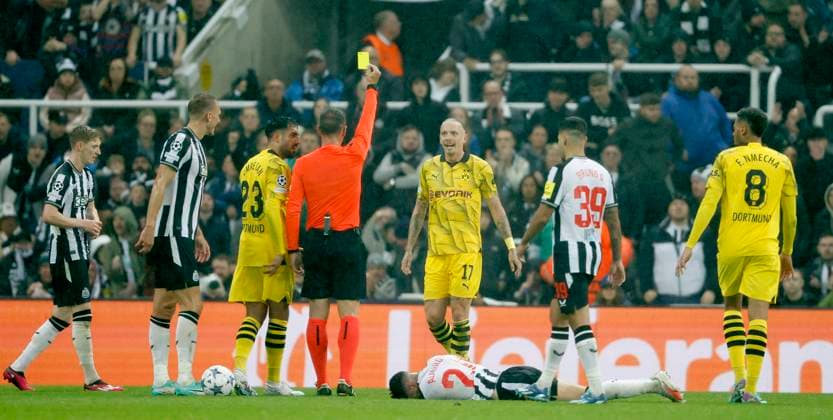 Newcastle United FC v Borussia Dortmund: Group F - UEFA Champions League 2023 24 Referee Artur Dias books Marius Wolf of Borussia Dortmund for foul on Kieran Trippier of Newcastle United during the UEFA Champions League match between Newcastle United FC and Borussia Dortmund at St. James Park on October 25, 2023 in Newcastle Upon Tyne, England. Newcastle St. James Park England United Kingdom Copyright: xRichardxSellers Sportsphoto APLx 13958495