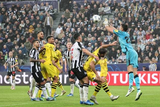 UEFA Champions League Newcastle United v Borussia Dortmund Nick Pope 22 of Newcastle United punches the ball clear during the UEFA Champions League match Newcastle United vs Borussia Dortmund at St. James s Park, Newcastle, United Kingdom, 25th October 2023 (Photo by Mark Cosgrove News Images) Newcastle St. James s Park Tyne and Wear United Kingdom Copyright: xMarkxCosgrove NewsxImagesx