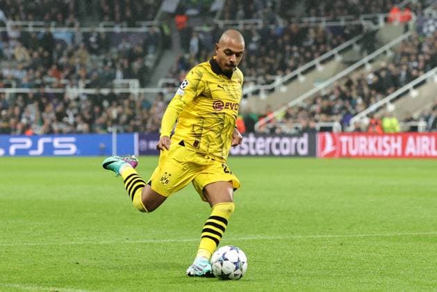 UEFA Champions League Newcastle United v Borussia Dortmund Donyell Malen 21 of Borussia Dortmund crosses the ball during the UEFA Champions League match Newcastle United vs Borussia Dortmund at St. James s Park, Newcastle, United Kingdom, 25th October 2023 (Photo by Mark Cosgrove News Images) Newcastle St. James s Park Tyne and Wear United Kingdom Copyright: xMarkxCosgrove NewsxImagesx