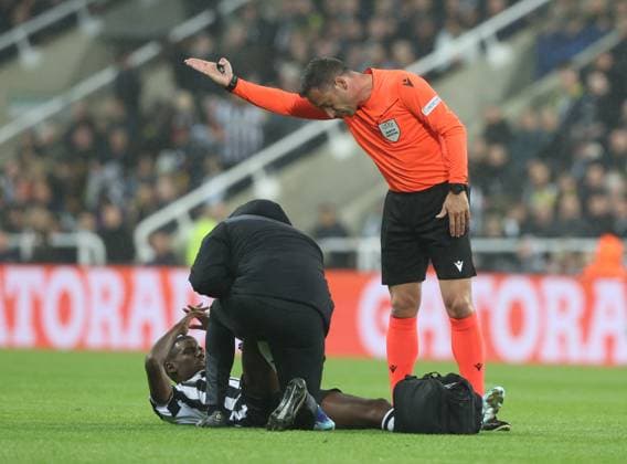 Newcastle Upon Tyne, England, 25th October 2023. Alexander Isak of Newcastle United goes off injured during the UEFA Champions League match at St. James Park, Newcastle Upon Tyne. Picture credit should read: Nigel Roddis Sportimage EDITORIAL USE ONLY. No use with unauthorised audio, video, data, fixture lists, club league logos or live services. Online in-match use limited to 120 images, no video emulation. No use in betting, games or single club league player publications. SPI-2675-0007