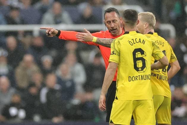 UEFA Champions League Newcastle United v Borussia Dortmund Artur Dias Soares tells the players to leave the pitch for half time during the UEFA Champions League match Newcastle United vs Borussia Dortmund at St. James s Park, Newcastle, United Kingdom, 25th October 2023 (Photo by Mark Cosgrove News Images) Newcastle St. James s Park Tyne and Wear United Kingdom Copyright: xMarkxCosgrove NewsxImagesx