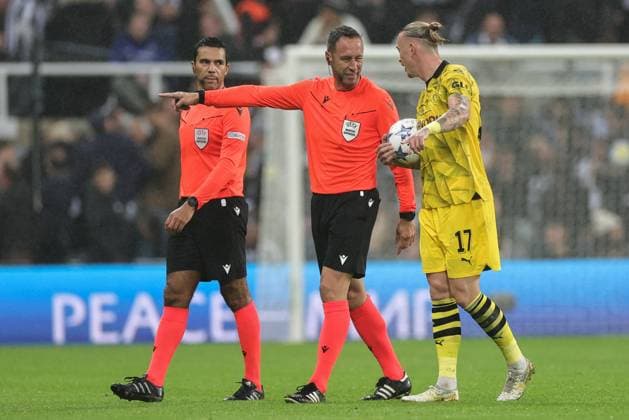 UEFA Champions League Newcastle United v Borussia Dortmund Marius Wolf 17 of Borussia Dortmund and referee, Artur Dias Soares speak as they leave the field for half time during the UEFA Champions League match Newcastle United vs Borussia Dortmund at St. James s Park, Newcastle, United Kingdom, 25th October 2023 (Photo by Mark Cosgrove News Images) Newcastle St. James s Park Tyne and Wear United Kingdom Copyright: xMarkxCosgrove NewsxImagesx
