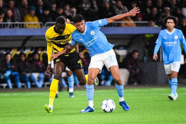 BERN, SWITZERLAND OCTOBER 25 Matheus Nunes of Man City R against Cheikh Niasse of Young Boys L during the UEFA Champions League Group Stage match between BSC Young Boys and Manchester City at Stadion Wankdorf on October 25, 2023 in Bern, Switzerland Bern Stadion Wankdorf Bern Switzerland Copyright: xJustPictures.ch ManuelxWinterbergerx jp-en-EuSpIm-MWI_9108 20231025